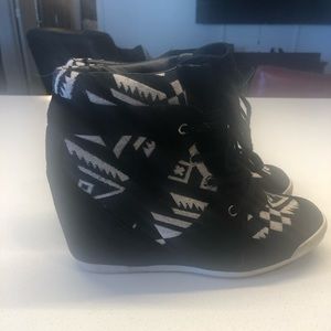 Sneaker wedges with tribal print